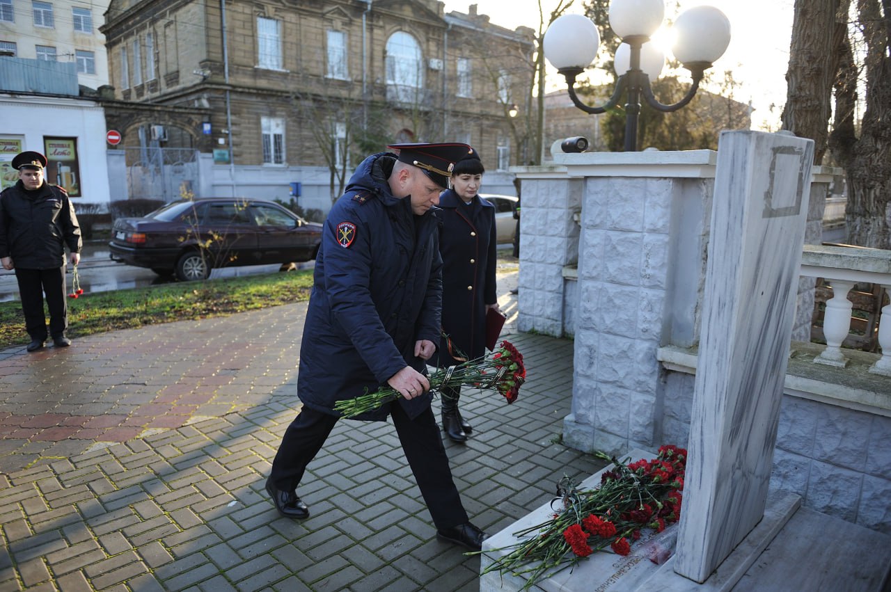 В Евпатории сотрудники полиции и кадеты почтили память погибших при высадке Евпаторийского десанта в годы Великой отечественной войны